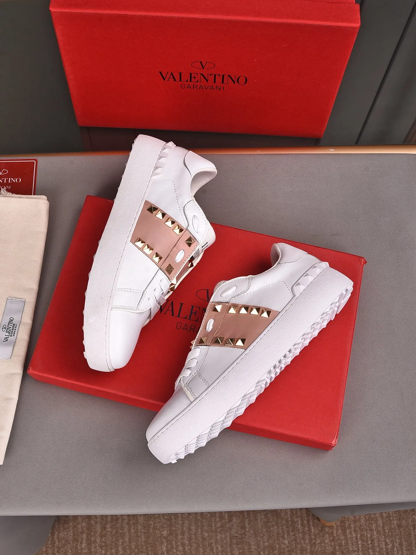 Men's shoes 440💰 (men and women couples) Valentino classic color matching series casual shoes. Made with heavy craftsmanship, good products pay attention to every detail. A must-have trendy item that can be worn all year round, it has been worn by many celebrities and Internet celebrities~~Imported cowhide surface, unique design concept, sheepskin lining, counter quality. Women’s clothing 35-40. Men’s clothing 39-44, 45-46 (returns and exchanges are not supported for custom-made items)